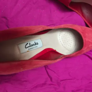 Zapatos de tacón Clarks rojos