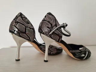 Zapatos de baile plateados y negros