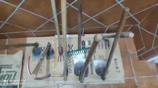 Herramientas de labranza: azada y rastrillo