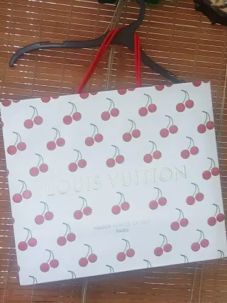 Borsa di carta Louis Vuitton con ciliegie