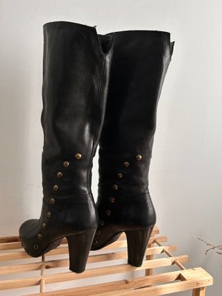 Botas altas negras con tachuelas