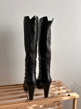 Botas altas negras con tachuelas