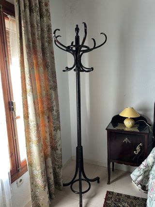 Perchero de madera oscuro