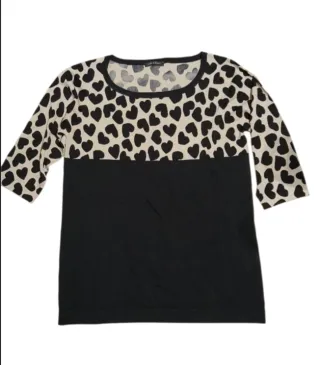 Maglietta donna beige e nera con cuori