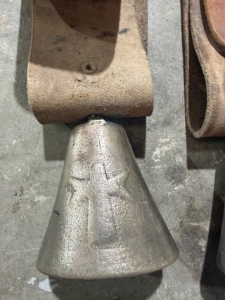 Coppia di antiche campanelle in cuoio con croce