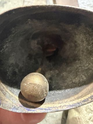 Coppia di antiche campanelle in cuoio con croce