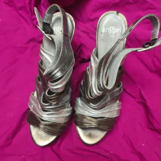 Zapatos de tacón cuero plateados