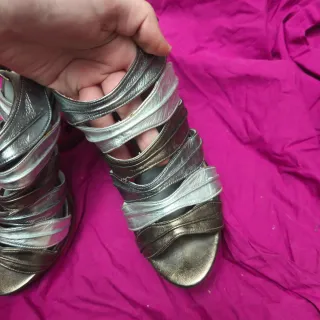 Zapatos de tacón cuero plateados