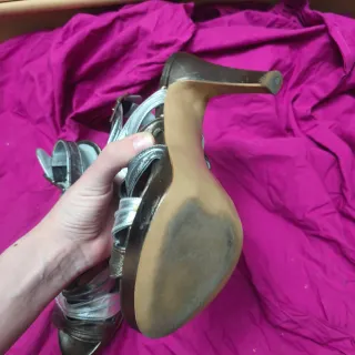 Zapatos de tacón cuero plateados