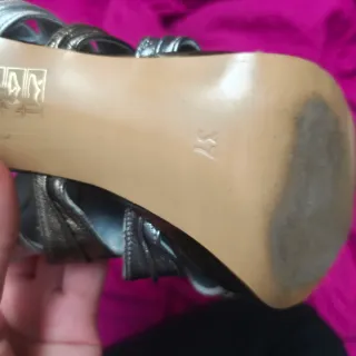 Zapatos de tacón cuero plateados