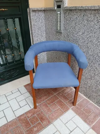 Silla azul de tela y madera