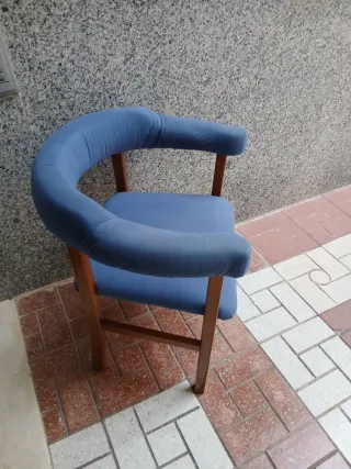 Silla azul de tela y madera