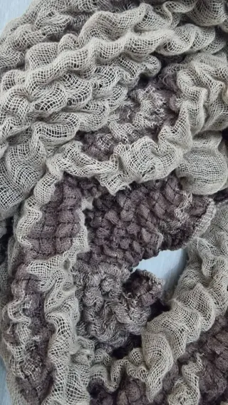 Bufanda plisada con rayas marrones