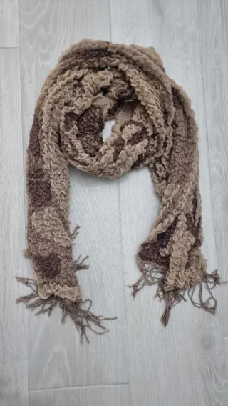 Bufanda plisada con rayas marrones