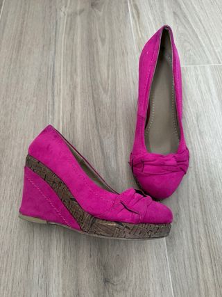Zapatos de cuña fucsia con lazo