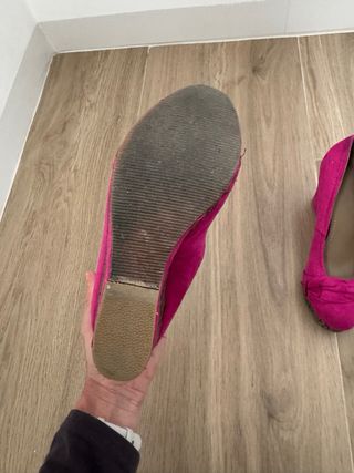 Zapatos de cuña fucsia con lazo