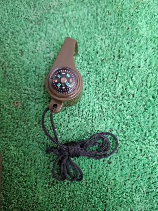 Brújula y silbato supervivencia