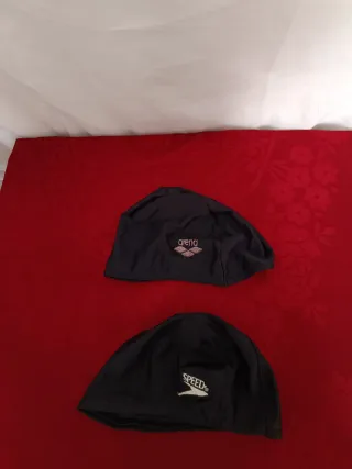 2 Toucas de Natação Arena e Speedo