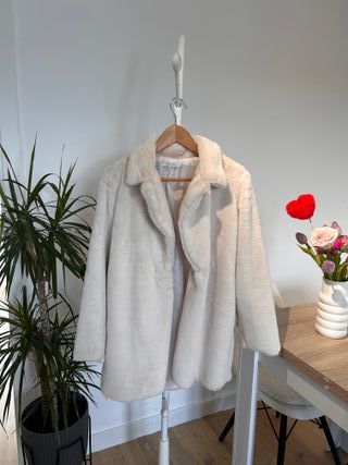 Abrigo pelo sintético crema