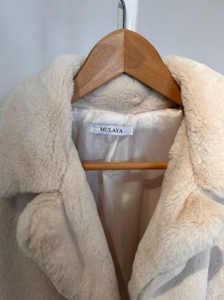 Abrigo pelo sintético crema