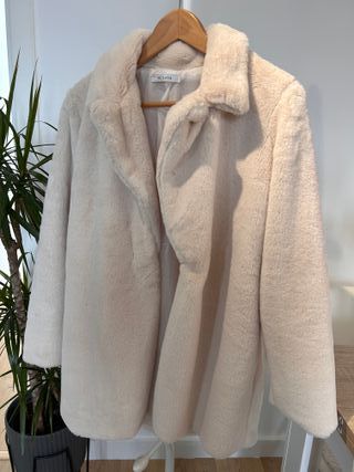 Abrigo pelo sintético crema