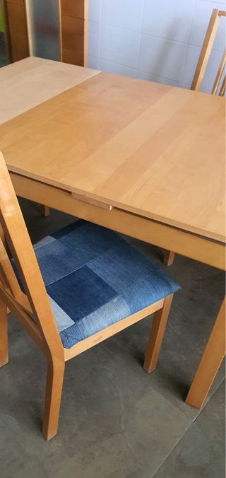 Mesa de comedor con 4 sillas