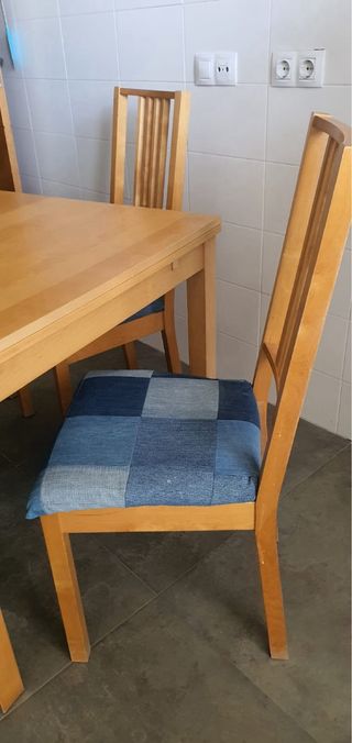 Mesa de comedor con 4 sillas