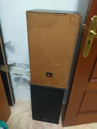 Altavoces Marrones y Negros