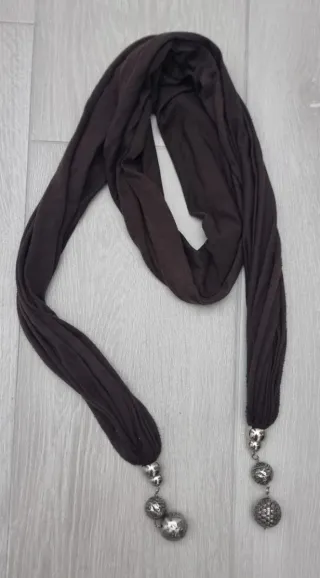 Bufanda con adornos plateados