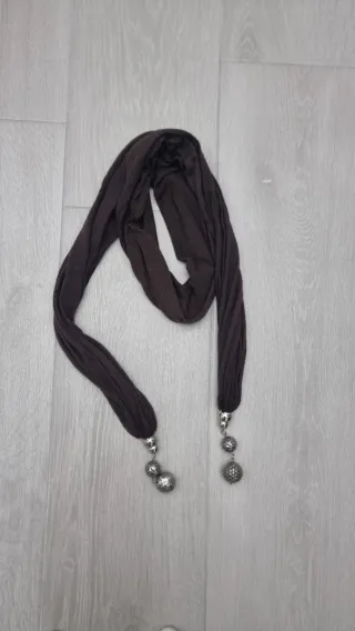 Bufanda con adornos plateados