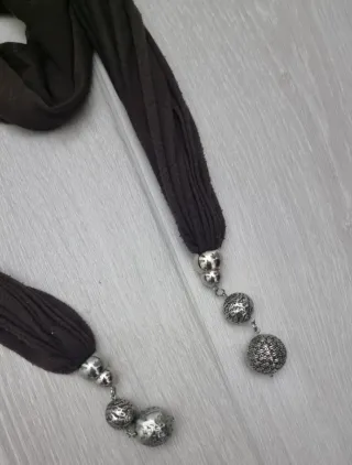 Bufanda con adornos plateados