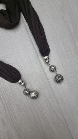 Bufanda con adornos plateados