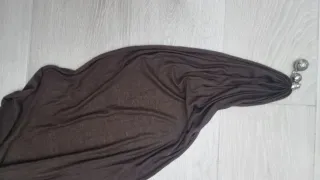 Bufanda con adornos plateados