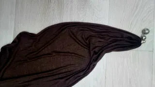 Bufanda con adornos plateados