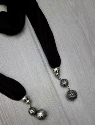 Bufanda con adornos plateados