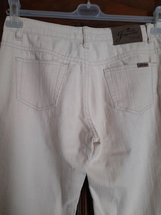 Pantalón beige acampanado Talla 29