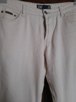 Pantalón beige acampanado Talla 29