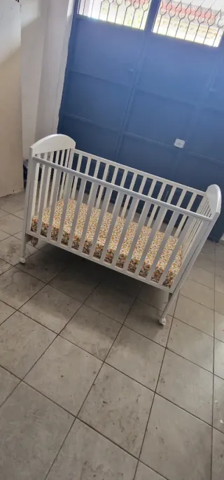 Lettino bianco per neonato