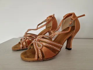 Zapatos de baile dorados con pedrería