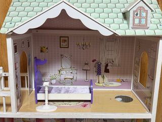 Casa de muñecas de madera