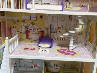 Casa de muñecas de madera