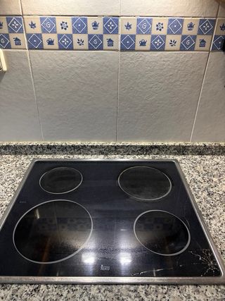 Horno y placa de cocina vitrocerámica marca TEKA.