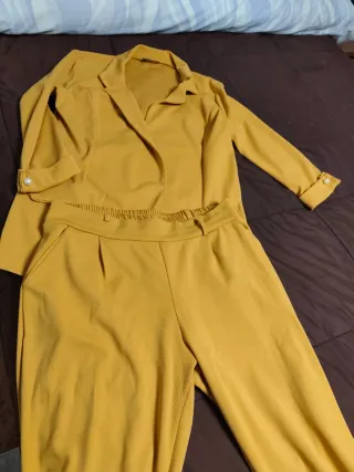 Traje de pantalón mostaza