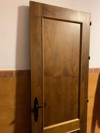 Puerta de pino barnizada en nogal