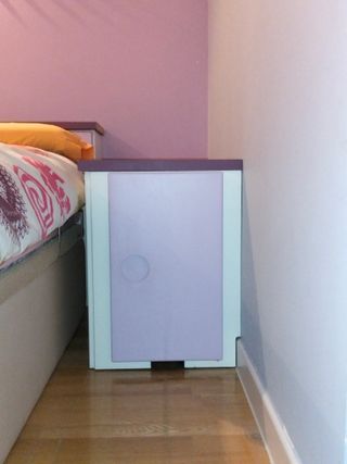 Dormitorio juvenil morado y blanco