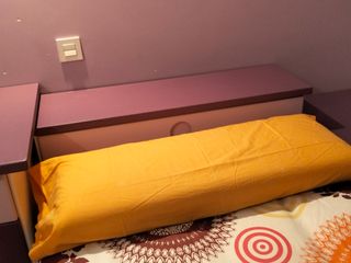 Dormitorio juvenil morado y blanco