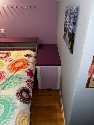 Dormitorio juvenil morado y blanco