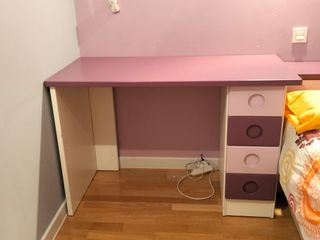 Dormitorio juvenil morado y blanco