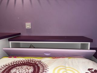 Dormitorio juvenil morado y blanco