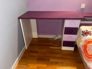 Dormitorio juvenil morado y blanco